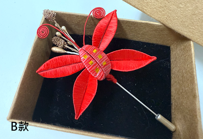 傳統紅春仔花(蝴蝶)夾/胸針/髮梳 傳統紅春仔花(蝴蝶)夾/胸針/髮梳