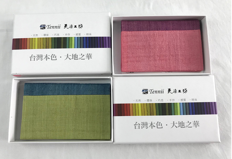 天染工坊 相見歡-天染手織絲綢雙色名片夾(12色隨機出貨) 文具飾品配件 台灣布染