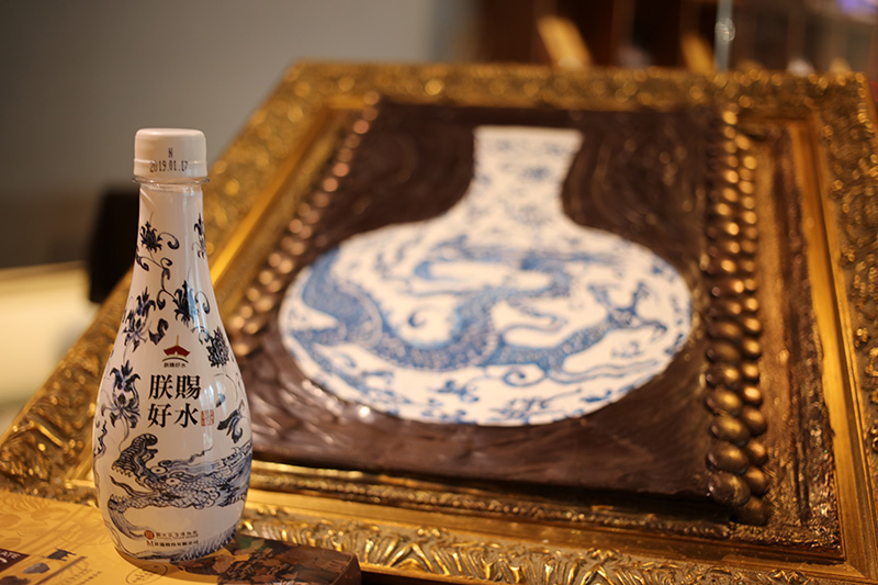 【箱、証明書付】青花龍紋天球瓶　中華民国　国立故宮博物院　壺 箱、証明書付】青花龍紋天球瓶 中華民国 国立故宮博物院 壺 - メルカリ