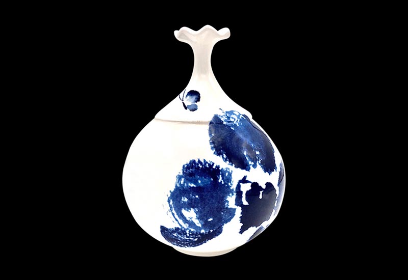 傑作陶 V39-藍染蘭花荷口瓶(中)